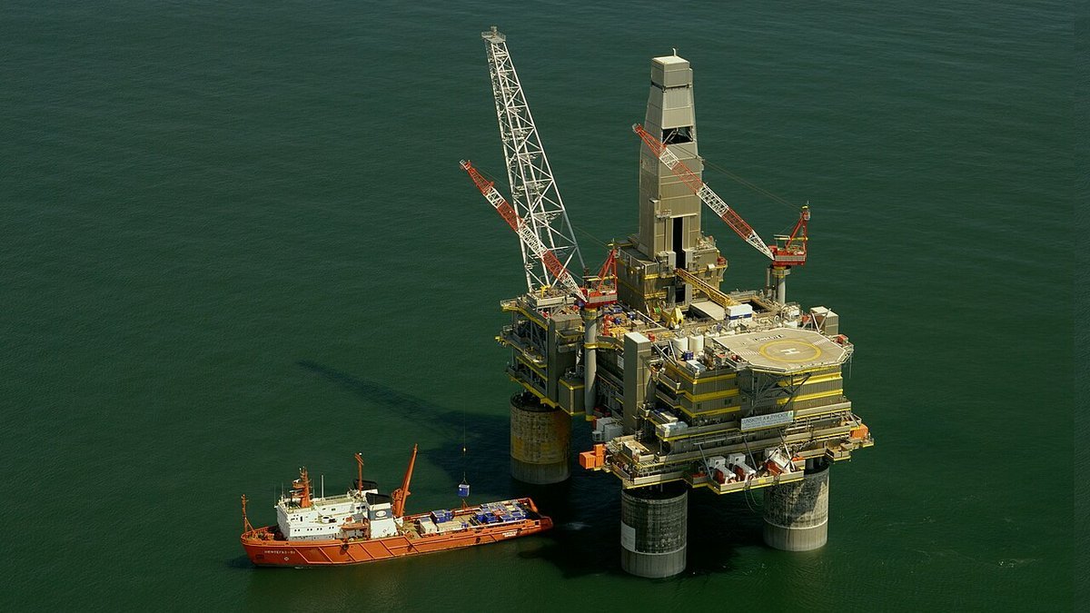 Offshore oil platform marine environment