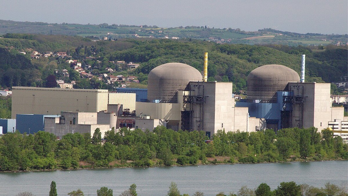 Power generation plant with cooling towers