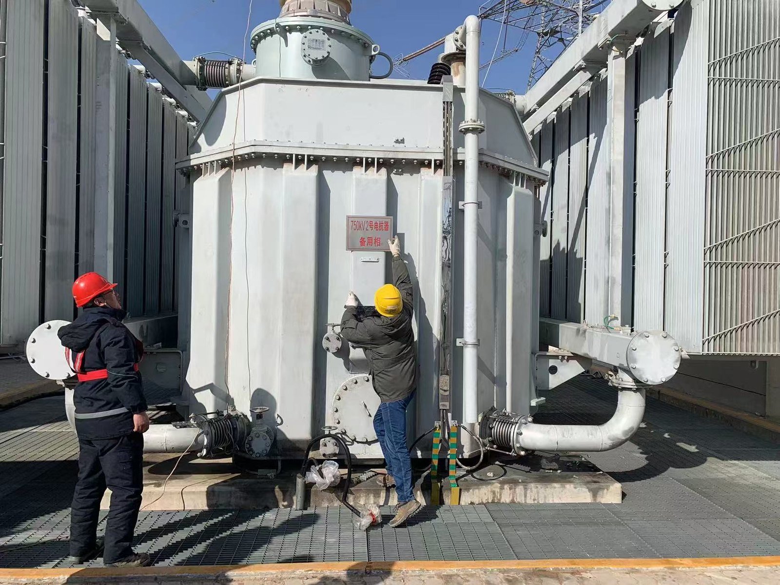 How to Score an Online DGA Monitor Before You Buy online DGA monitor selection during field inspection of an extra-high-voltage transformer